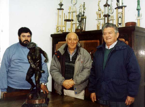 Gustavo, Eduardo y Amparo junto a algunos de los innumerables trofeos de la entidad aurinegra