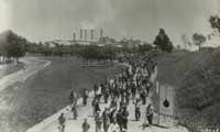 Obreros saliendo de la fabrica CACP. 1943 