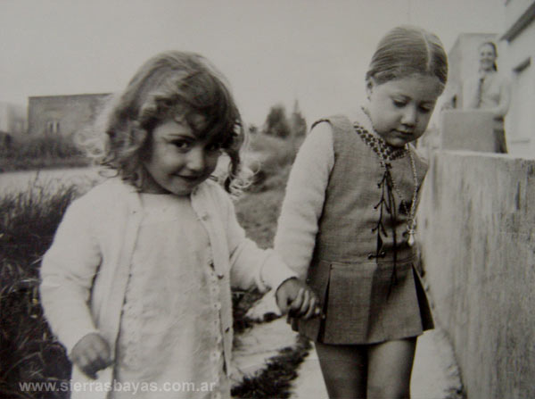 Carola y Mónica, en Pueblo Nuevo, Sierras Bayas