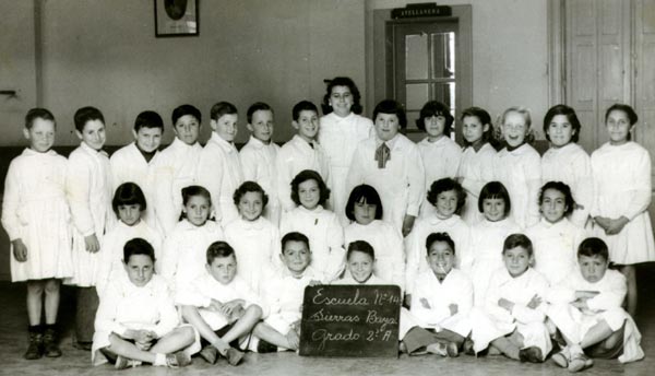 Foto de los chicos y la maestra en 1955