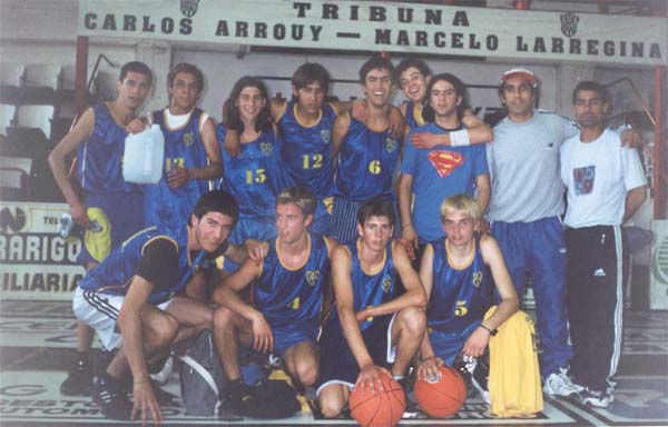 Los chicos festejando en el colegio con los trofeos obtenidos.