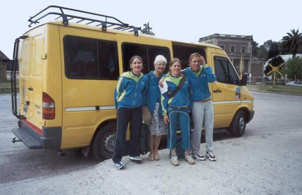 LAs chicas y la profe frente al colegio